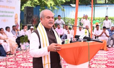 लाल किले में स्वतंत्रता दिवस समारोह में विशिष्ट अतिथि के रूप में शामिल हुए सैकड़ों किसान