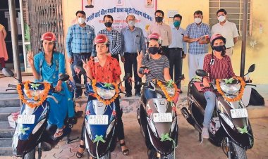 मुख्यमंत्री ने दी स्वीकृति- विमुक्त, घुमन्तु एवं अर्द्ध घुमन्तु वर्ग की छात्राओं के लिए बढ़े अवसर अब 50 प्रतिशत अंक पर स्कूटी योजना में होंगी पात्र - कालीबाई भील मेधावी छात्रा स्कूटी योजना में दी गई शिथिलता