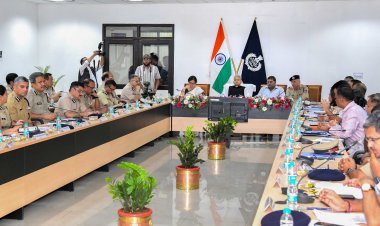 कानून-व्यवस्था की समीक्षा बैठक- अपराध के विरूद्ध रेस्पॉन्स टाइम में राजस्थान पूरे देश में अव्वल: मुख्यमंत्री - 100 एफआरवी को हरी झण्डी दिखाकर किया रवाना - 2 मिनट का मौन रखकर कांस्टेबल प्रहलाद को दी श्रद्धांजलि - कांस्टेबल प्रहलाद के परिजन को मिलेगी नौकरी, 1 करोड़ रुपए की आर्थिक सहायता तथा पारिवारिक पेंशन - साम्प्रदायिक तनाव फैलाने वाले तत्वों के खिलाफ होगी सख्त कार्रवाई - वर्ष 2030 के लिए तैयार होगा पुलिस विभाग का रोडमैप