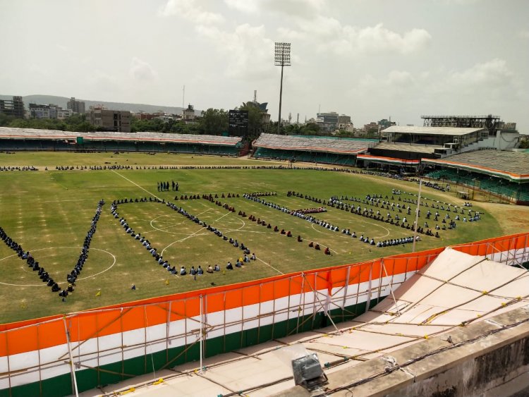 विद्यार्थियों ने मानव श्रृंखला बनाकर की शत प्रतिशत मतदान की अपील - सवाई मानसिंह स्टेडियम में मतदाता जागरूकता कार्यक्रम का हुआ आयोजन