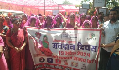 बीकानेर: आंगनबाड़ी केंद्रों पर महिलाओं ने सजाई मतदान की मेहंदी