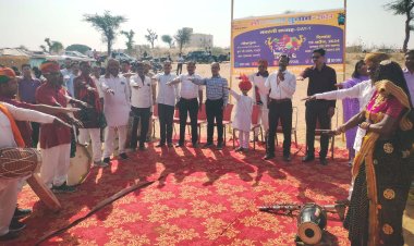 वोटियो जागो रे, सगळा वोट देण चाल्या... जिला मुख्यालय स्थित आपणी पाठशाला परिसर में टीजी, पीवीजीटी, विमुक्त व घूमंतू जनजाति के मतदाताओं को स्वीप गतिविधियों अंतर्गत सतरंगी सप्ताह के शुभारंभ अवसर पर लोक गीत व लोक नृत्य से दिया मतदान का संदेश, सीईओ मोहनलाल खटनावलिया ने की मतदान की अपील