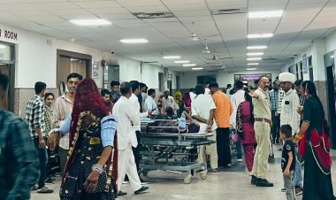 सड़क हादसे में मायरा लेकर जा रही बस पलटी, एक की मौत, दो दर्जन से अधिक घायल