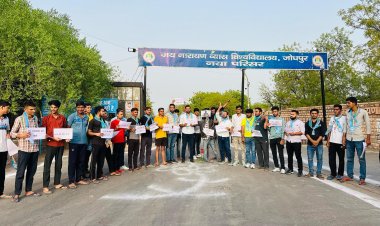 एनएसयूआई कार्यकर्ताओं ने शिक्षा मंत्री धर्मेंद्र प्रधान का पुतला फूंका, नीट परीक्षा रद्द करने की मांग