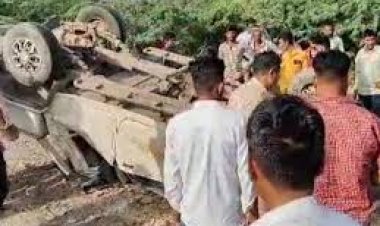 देचू में कैम्पर और बाइक की टक्कर, 2 गंभीर घायल