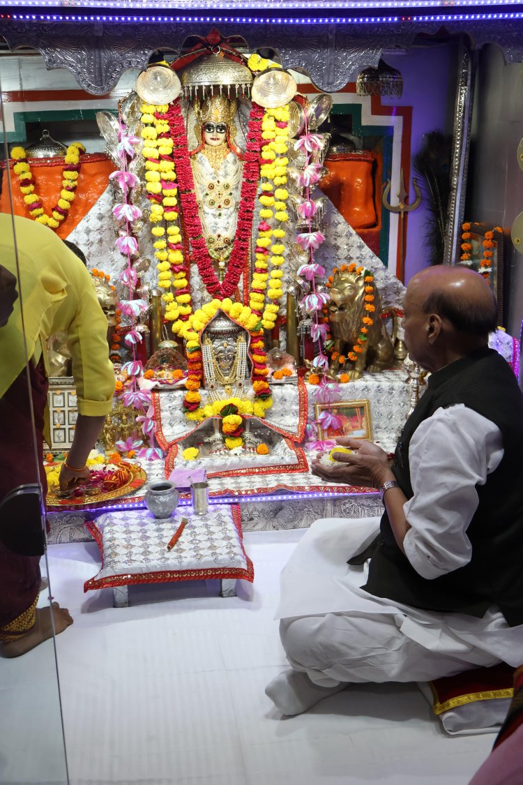 रक्षामंत्री राजनाथ सिंह ने तनोट माता मंदिर में किए दर्शन, कहा — ‘यह स्थान श्रद्धा और शौर्य का प्रतीक’
