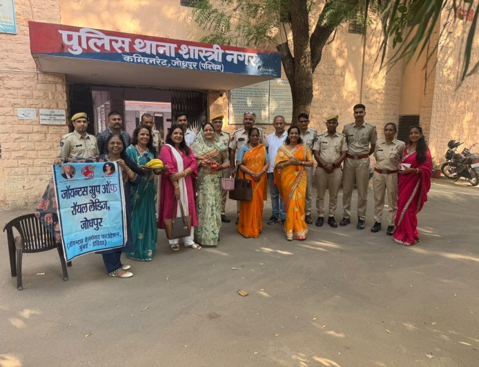 रक्षकों को बांधा रक्षा सूत्र, पुलिस जवानों के साथ मनाया रक्षाबंधन