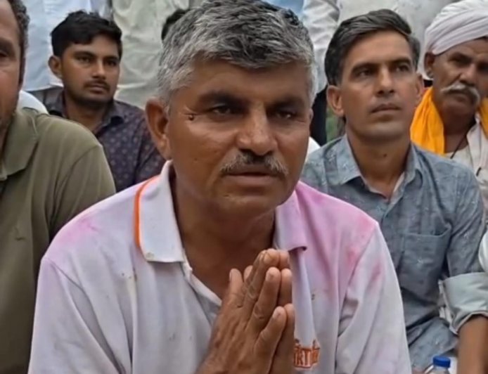 रक्षाबंधन पर भाई ने पेश की मिसाल, बहन के जुड़वा बच्चों की मन्नत पूरी होने पर गुजरात से रामदेवरा तक दंडवत यात्रा