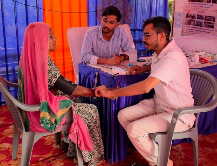 आस्था की राह में सेवा का संबल, रामदेवरा जा रहे श्रद्धालुओं के लिए सेवा भारती का स्वास्थ्य शिविर बना राहत का केंद्र